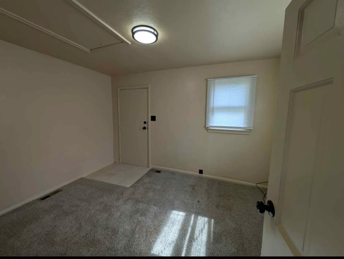 Building Photo - 501 School St