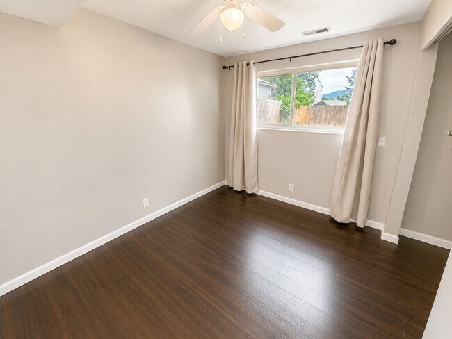 Building Photo - Amazing 4 bedroom 2 bathroom multi kitchen home a must see!!
