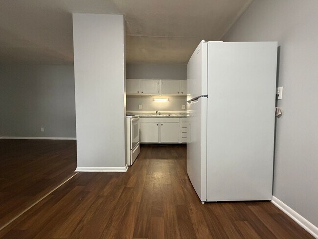 Building Photo - Spacious 1–3 Bedroom Apartments in South Louisville | Cedar Chase