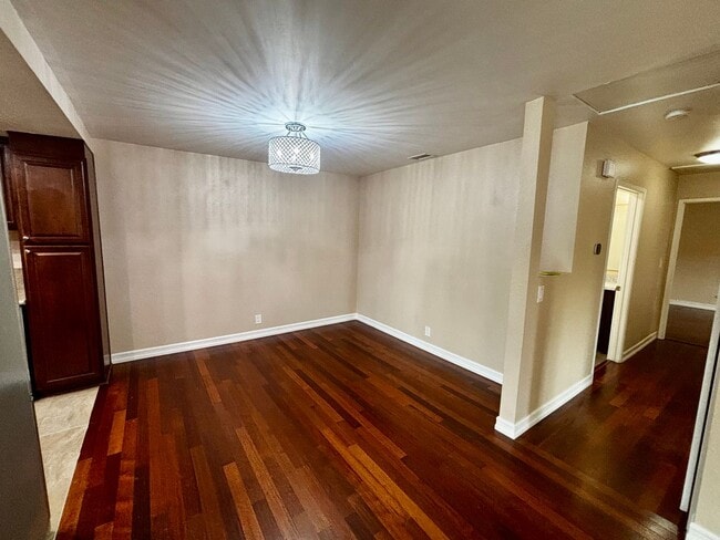 Building Photo - Updated and Spacious 2 bed 1.5 bath