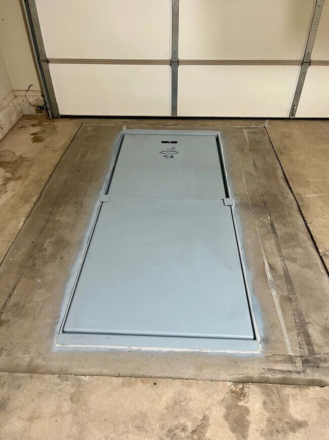 Building Photo - Lawn Care Included! 3 bed, 2 bath, 2 car