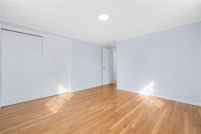 Building Photo - 4 Longmeadow Ave