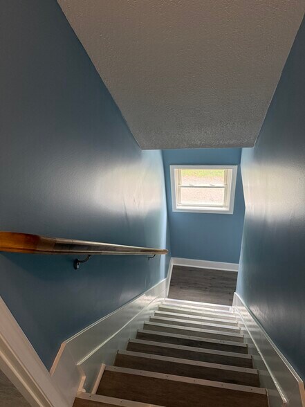 Building Photo - 814 Kelton Ave