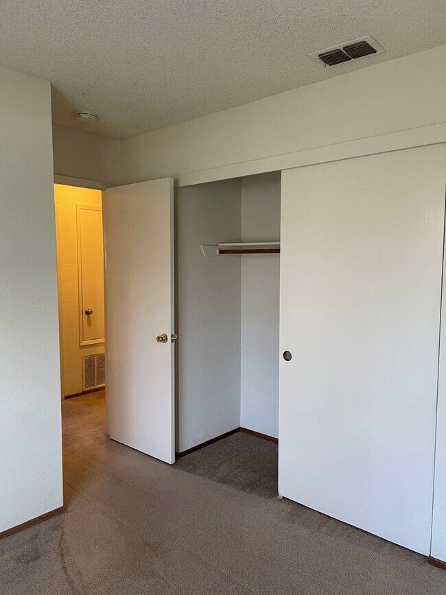 Building Photo - 3 Bedroom 2 Bathroom in Pocket