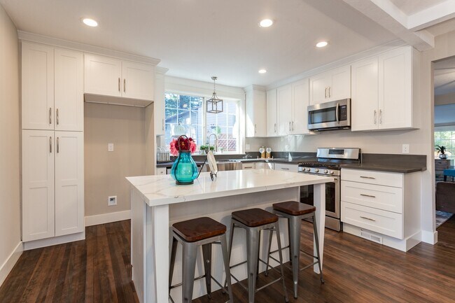 Building Photo - Gorgeous Lake Oswego Remodeled Cottage