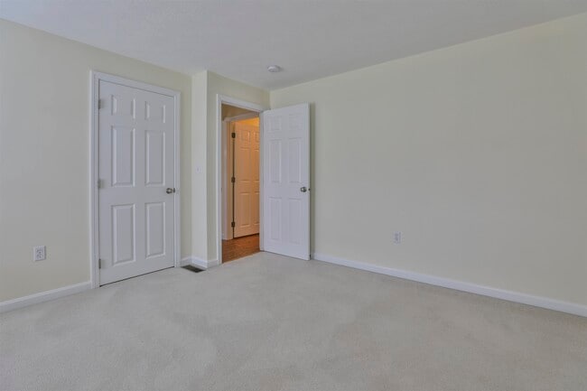 Building Photo - 4 Myopia Ln