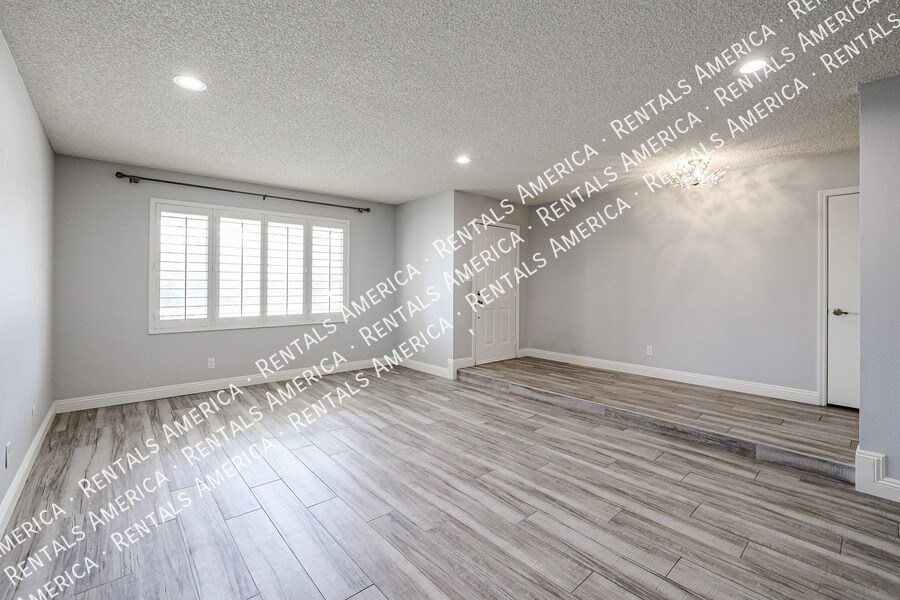 Building Photo - 10534 E Mercer Ln