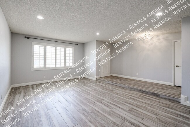 Building Photo - 10534 E Mercer Ln