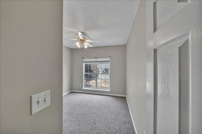 Building Photo - Country Club Living