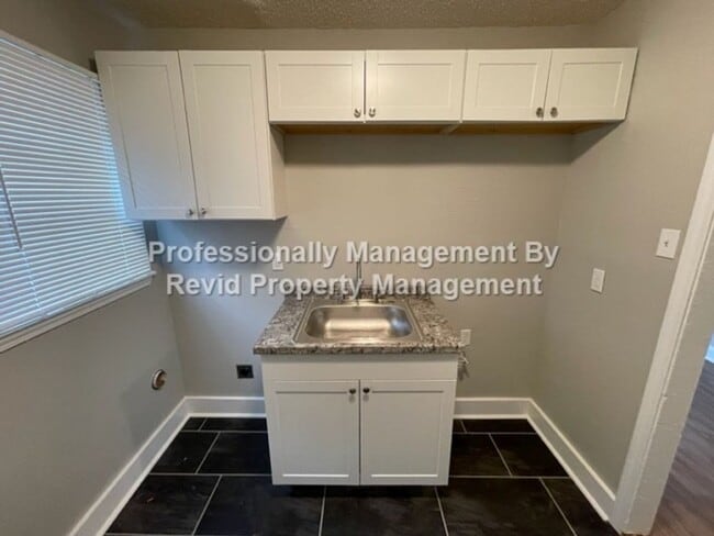 Building Photo - 170 Eastview Dr