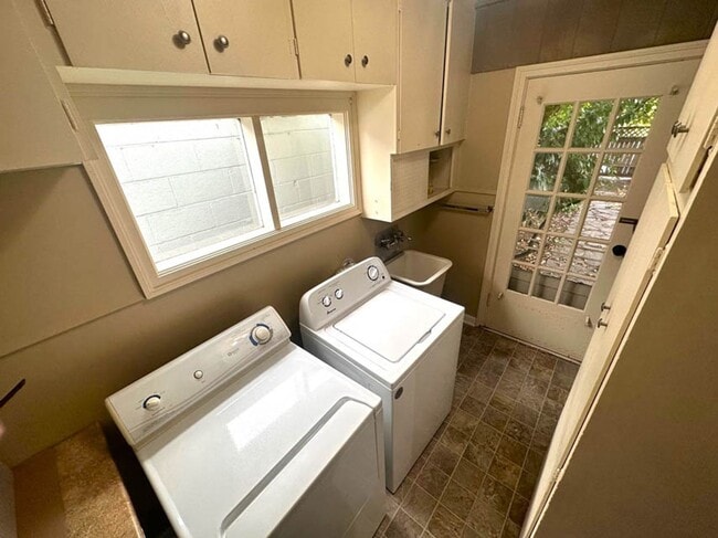 Building Photo - 3 bed 1 bath, Month to Month in the middle...