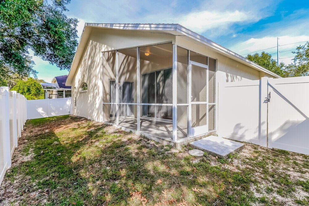 Building Photo - 11006 Kenmore Dr