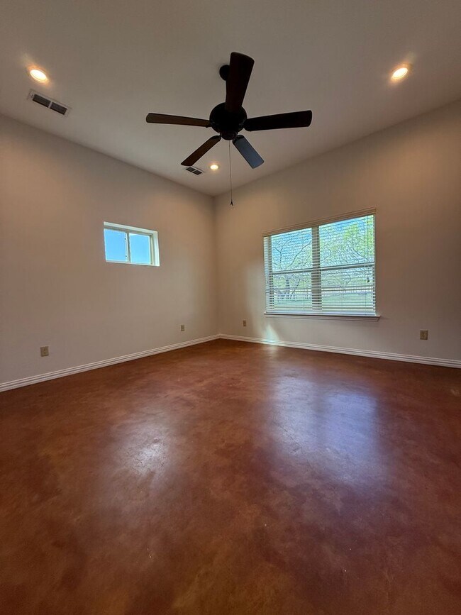 Building Photo - Acreage - HORSE PROPERTY - Peaceful Country Living