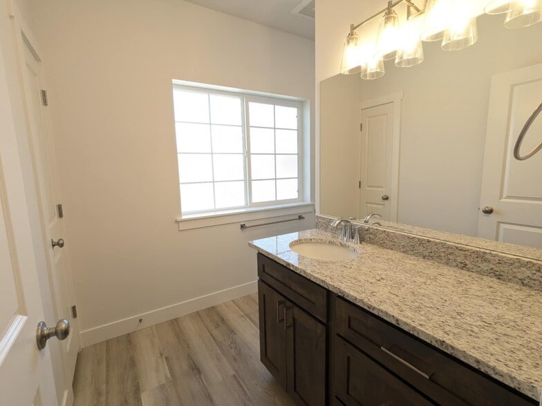 Building Photo - 1561 110