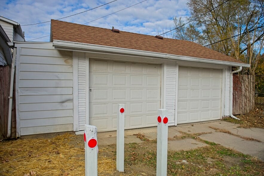 Building Photo - 447 N Beville Ave