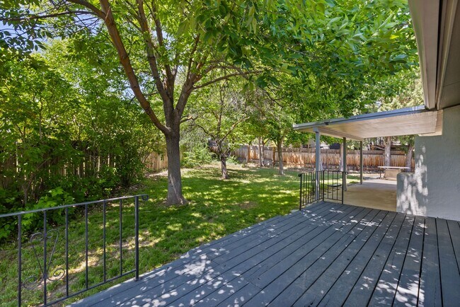 Building Photo - Home Sweet Home in Exclusive Warm Springs Mesa