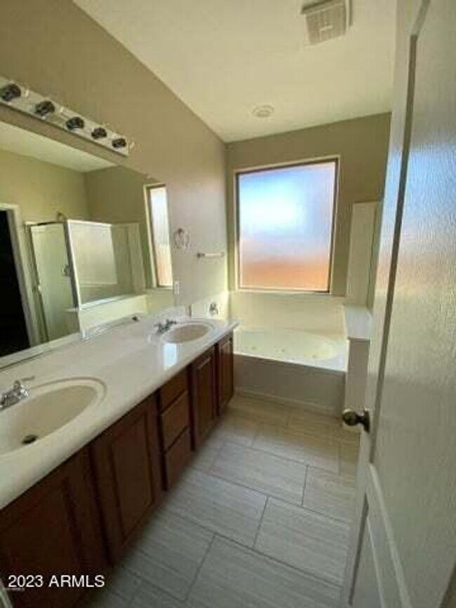 Building Photo - Single Level 4 bedroom, 2 bath home available in Skyline Ranch
