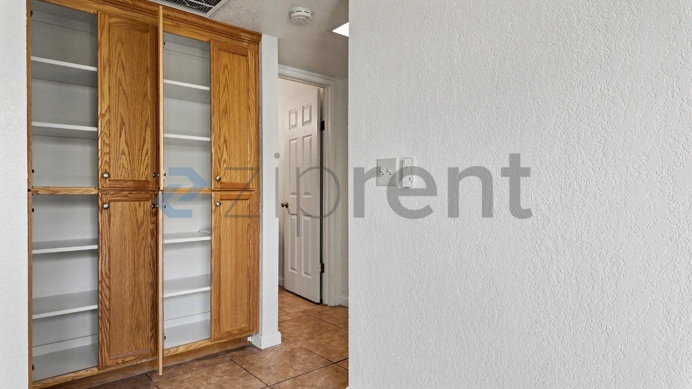 Building Photo - Unit B