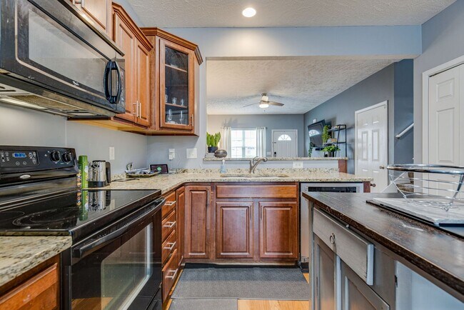 Building Photo - 2 BEDROOM 2 BATH TOWNHOME CLOSE TO DOWNTOWN