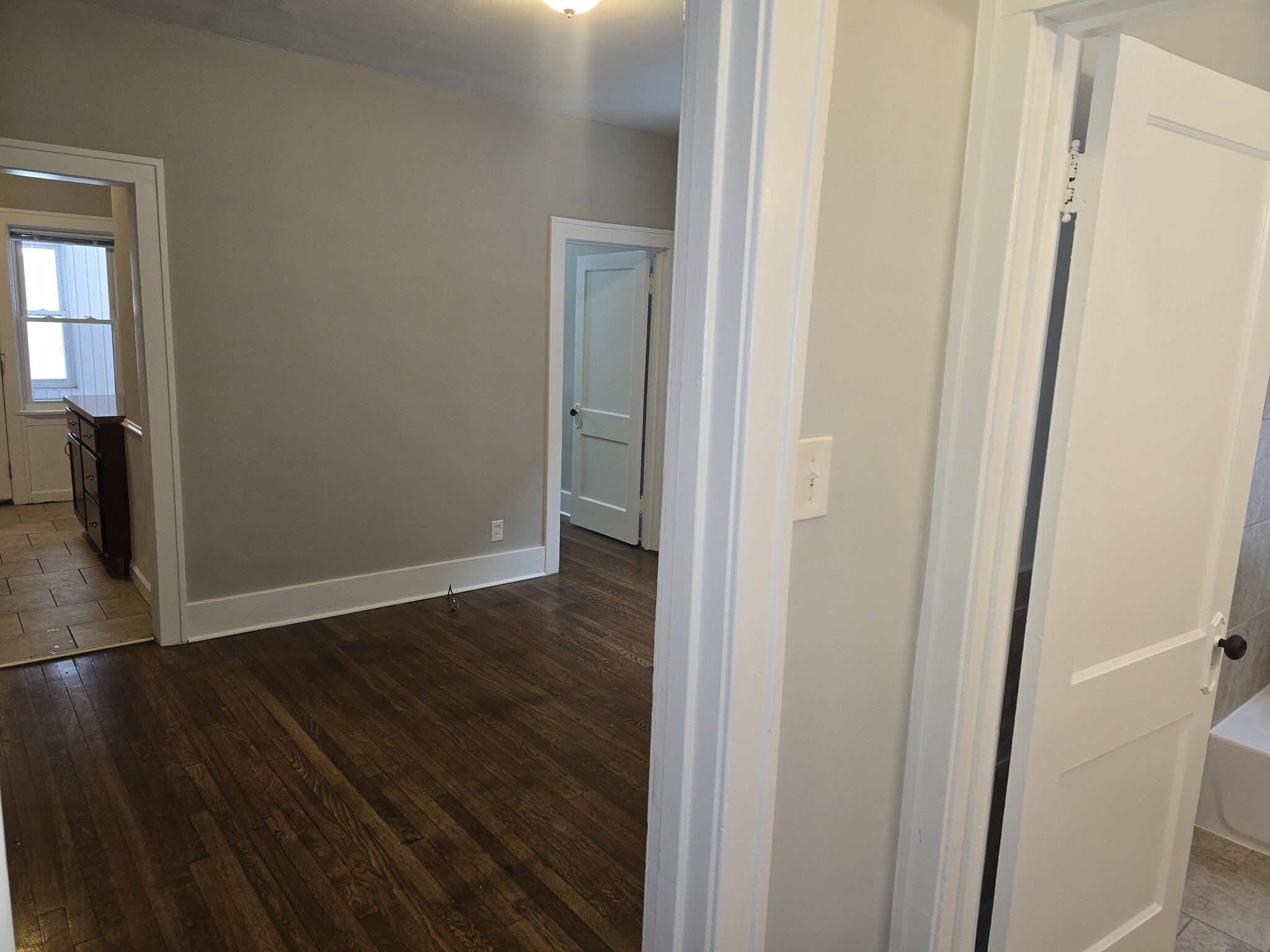 Building Photo - 1026 Lakepointe St