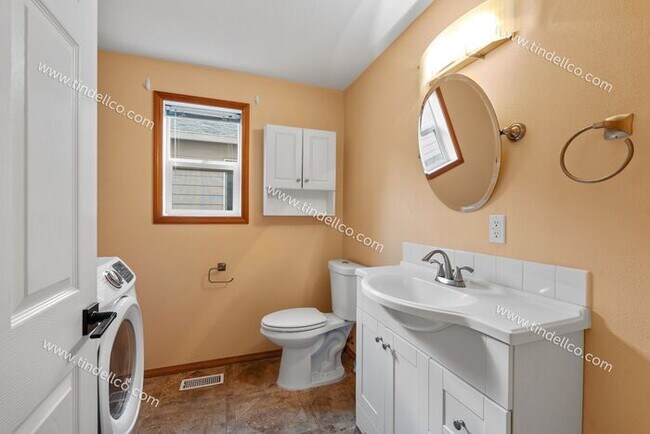 Building Photo - Charming 3-Bedroom Home with Attached Garage & Fenced Yard in North Portland