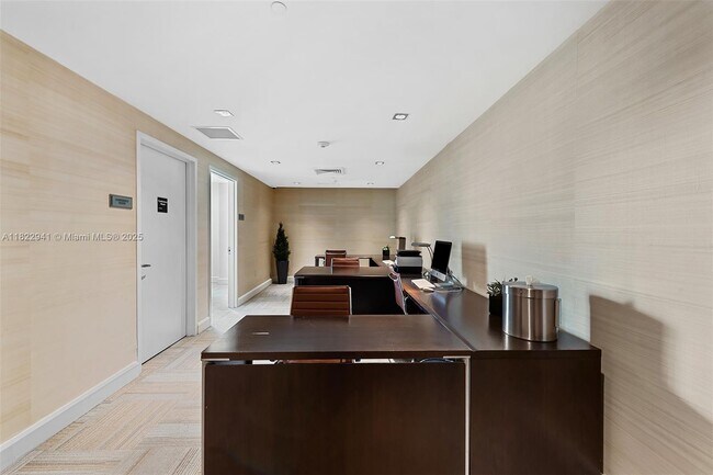 Building Photo - 950 Brickell Bay Dr