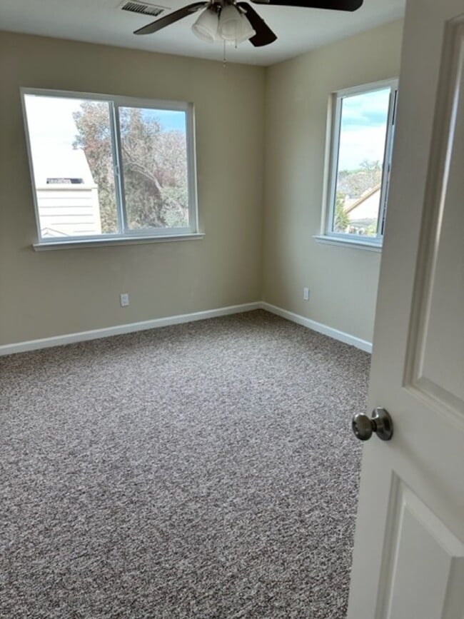 Building Photo - 2471 Starling Dr