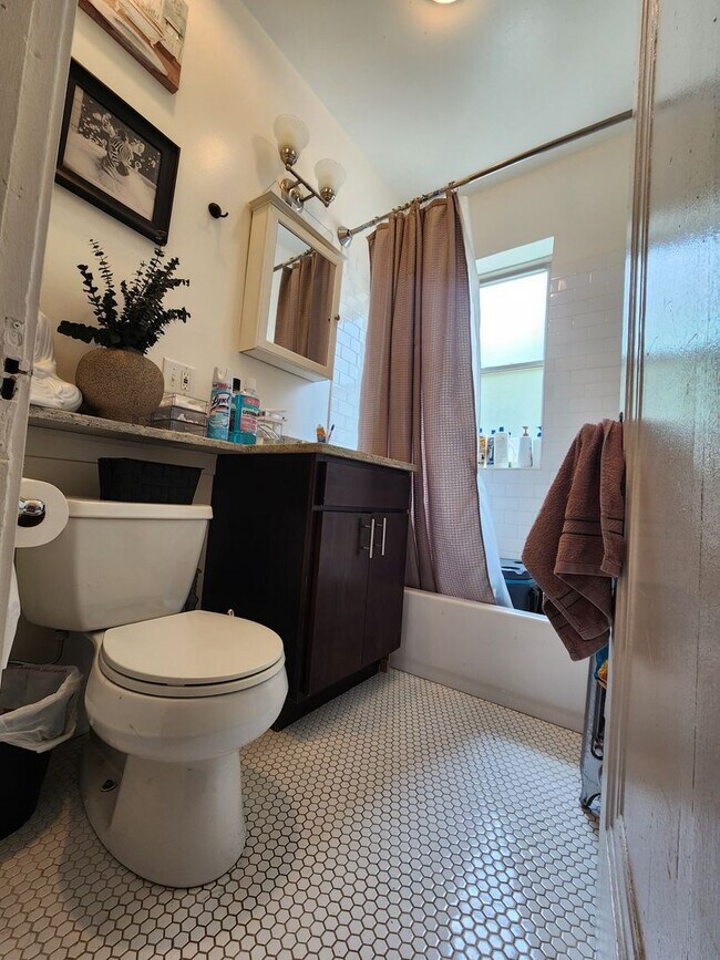 Building Photo - Spacious and Bright 1 Bedroom in Northpark