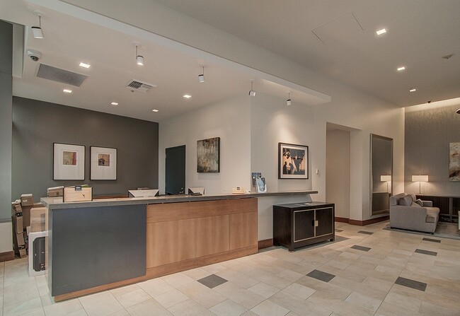 Building Photo - Great 2bd 2ba condo in Downtown/South Lake...