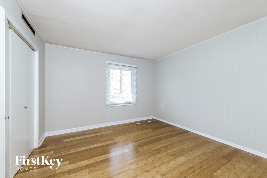 Building Photo - 640 Valley Brook Ln