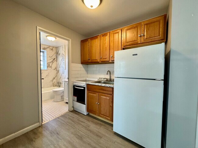Building Photo - 145 Cowles St