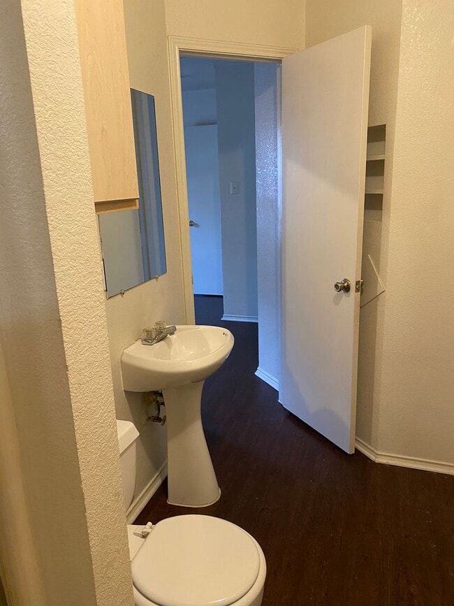 Building Photo - 5420 Creekridge A