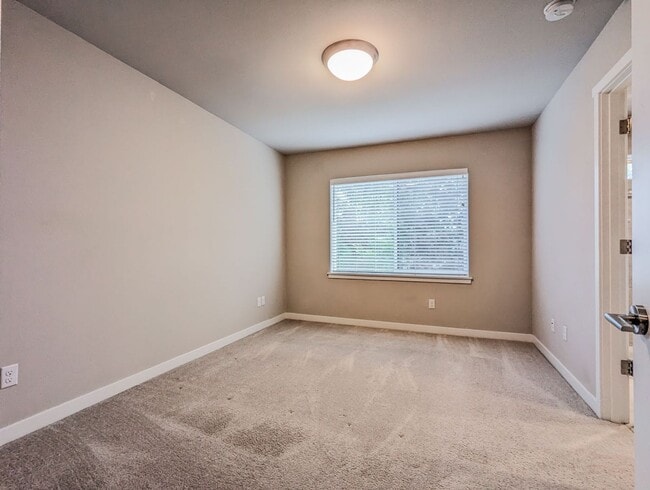 Building Photo - **Move-In Special** Fully upgraded 3 bed 2...