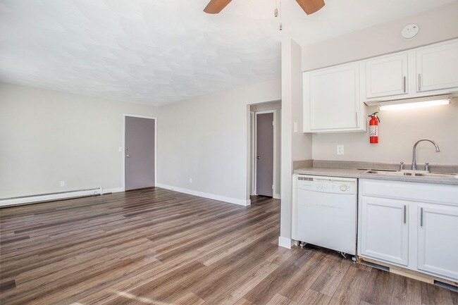 Building Photo - Newly Remodeled 2bed 1 bath apartment in Urbandale! - Ask about our security deposit alternative!