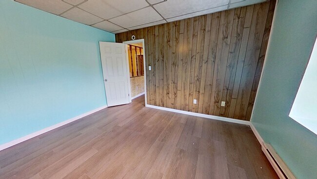 Building Photo - 2nd floor Apartment
