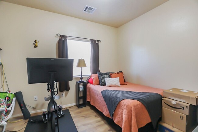Building Photo - Pet Friendly 4 Bed 2 Bath Home!