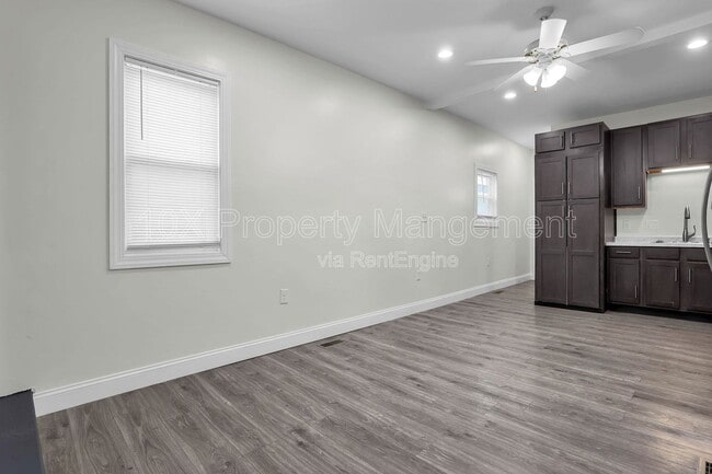 Building Photo - 907 Scott St