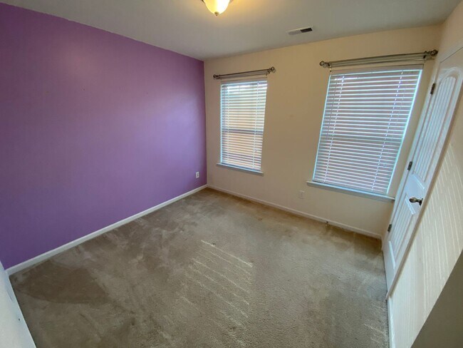 Building Photo - Room in 4 Bedroom Home at Bluegrove Rd