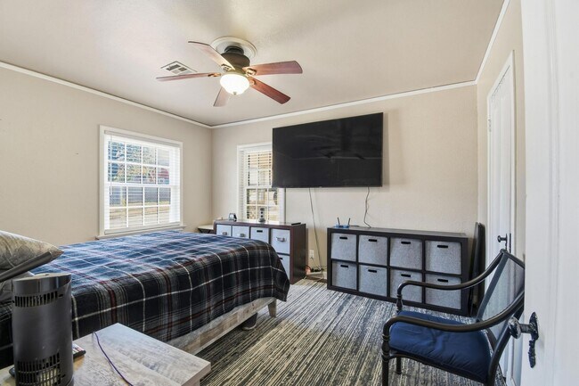 Building Photo - Spacious Home near I-244