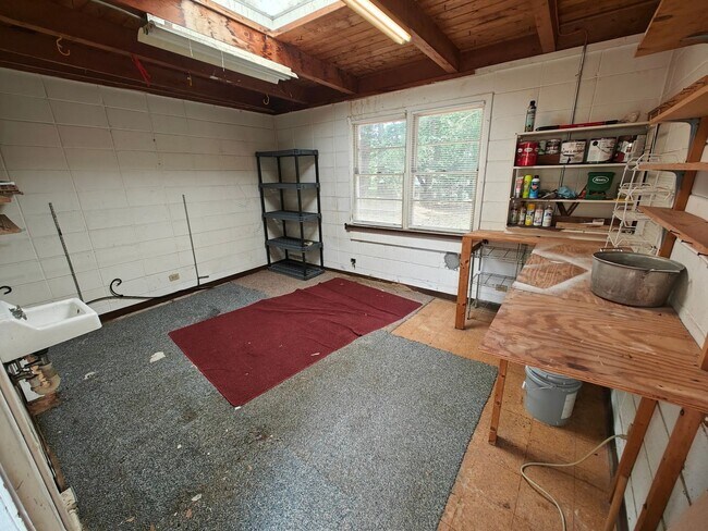 Building Photo - 2644 Pineland Ave