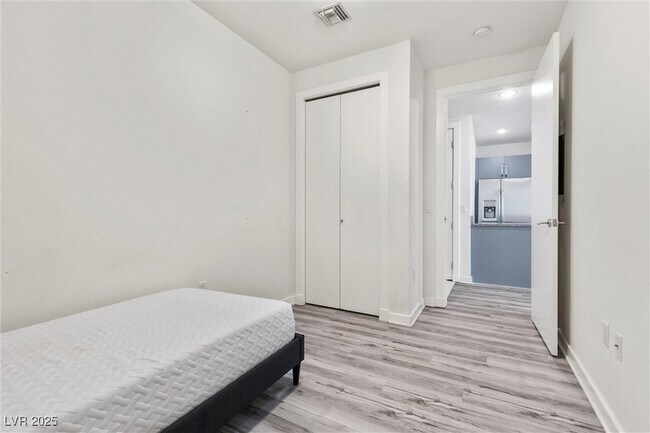 Building Photo - 4575 Dean Martin Dr