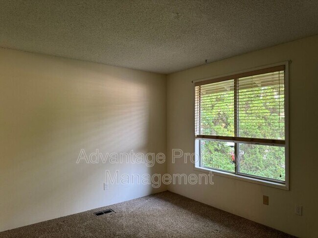 Building Photo - 1440 NW Meadowgreen Pl