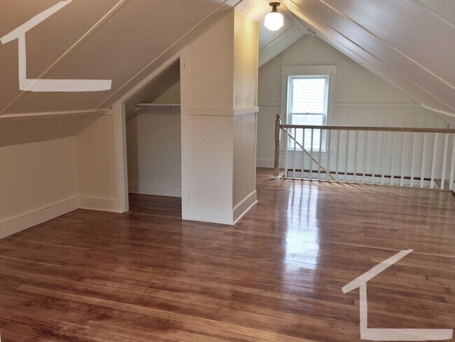 Building Photo - Rare Single Family 4BR/3BA w/laundry, parking, yard! 9/1