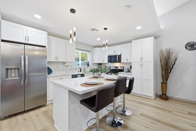 Building Photo - 7926 W Dahlia Dr