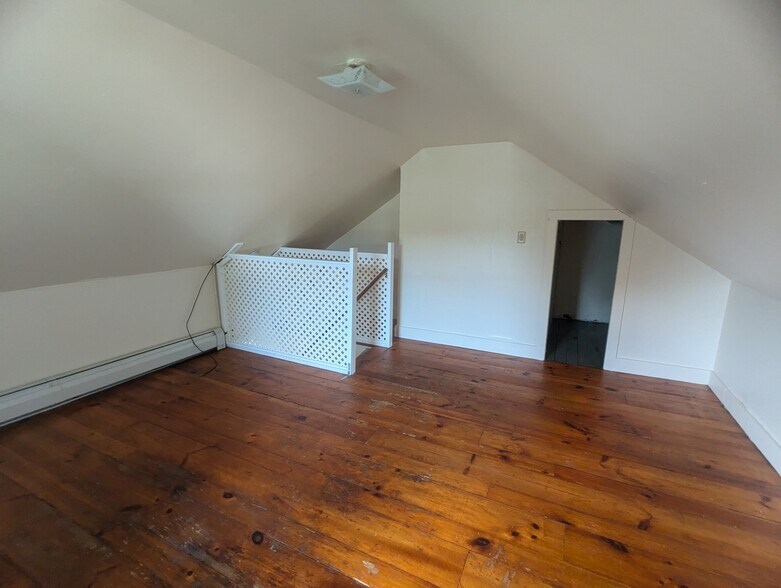 Building Photo - 315 Pleasant St