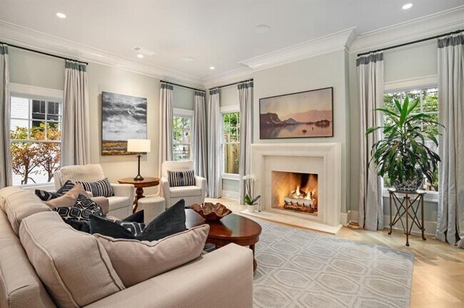 Building Photo - 407 8th St NE