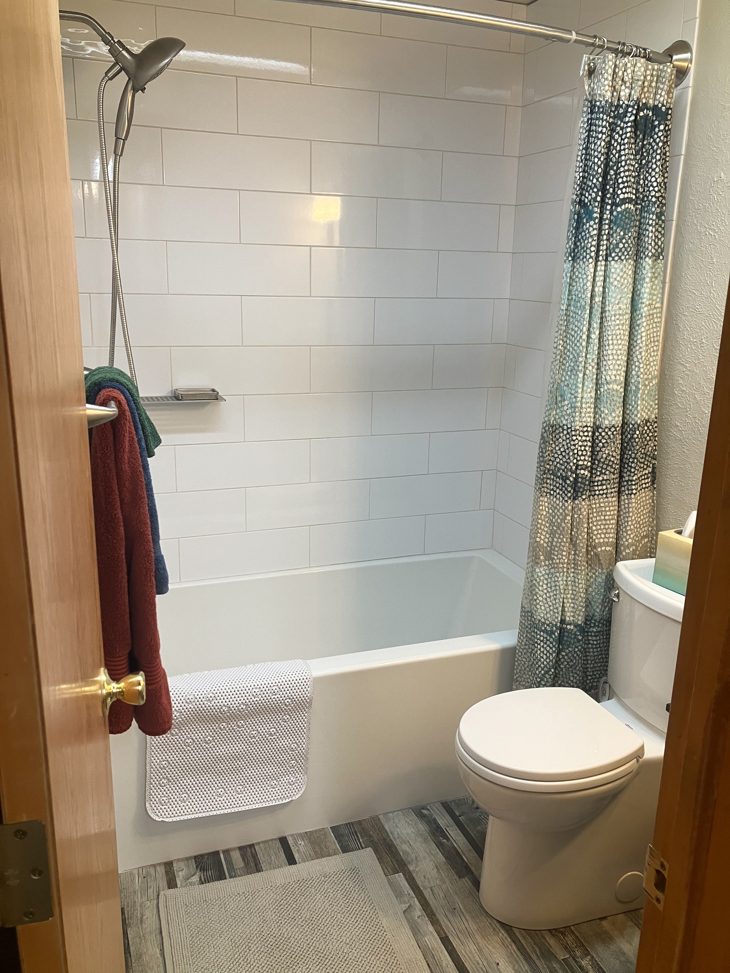 Suite Bath - 421 W Sycamore Ct