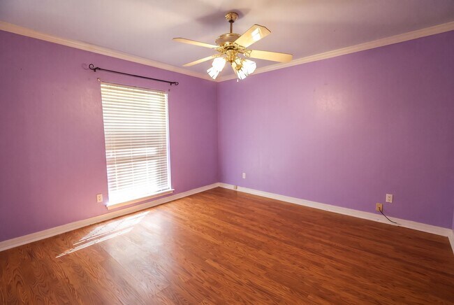 Building Photo - 507 Parklane Dr