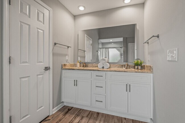 Building Photo - Stunning 4 bedroom with two bonus spaces, ...