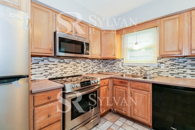 Building Photo - Beautifully updated 3 bedroom rancher!